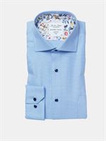 Seven Seas lyseblå småternet herreskjorte med mørkeblå knapper. Modern Fit S19623 Slater
